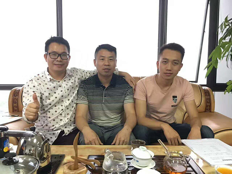 湖南周老板現(xiàn)場(chǎng)簽約Z5161全自動(dòng)鑄造機(jī)
