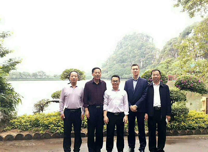 中鑄機(jī)械盧總與中國(guó)鑄造協(xié)會(huì)成員合影