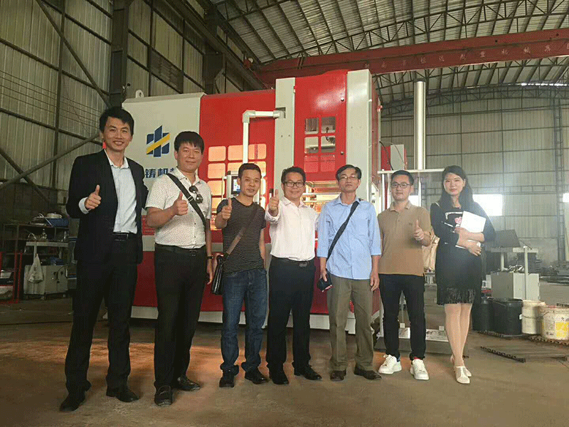 與越南客戶考察團(tuán)合影留念